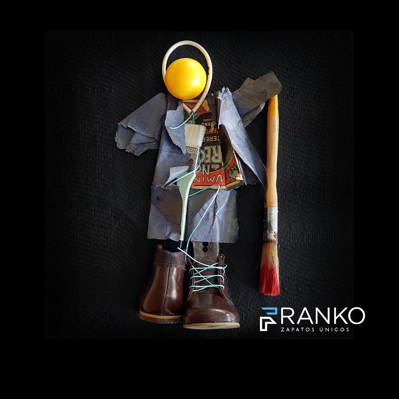 Artesano Franko trabajando el cuero a mano